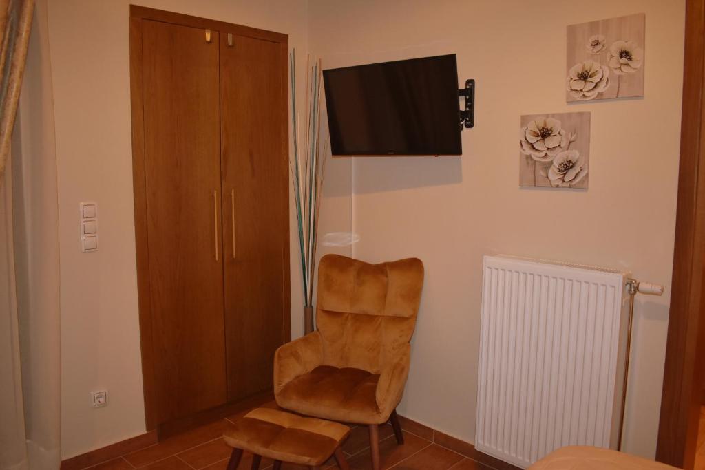 拉夫里翁Harmony 2 in Gold的客厅配有椅子和平面电视