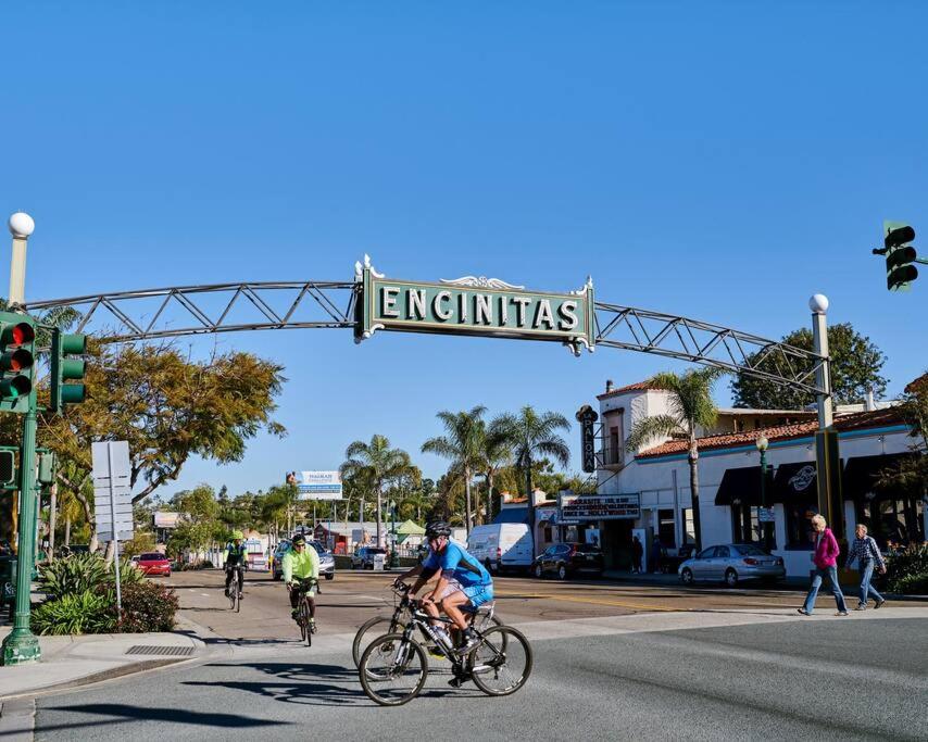 恩西尼塔斯Beach Style Home~Heart of Encinitas, Close to Beaches & Shopping的一群人骑着自行车沿着街道走