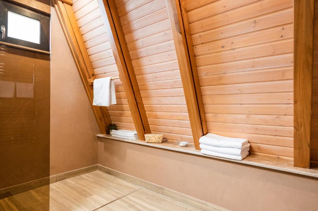 布朗Aruna Bran的浴室设有桑拿,在架子上备有毛巾