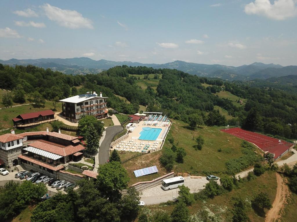 兹拉托格勒Panorama Family Hotel的享有带游泳池的度假村的空中景致