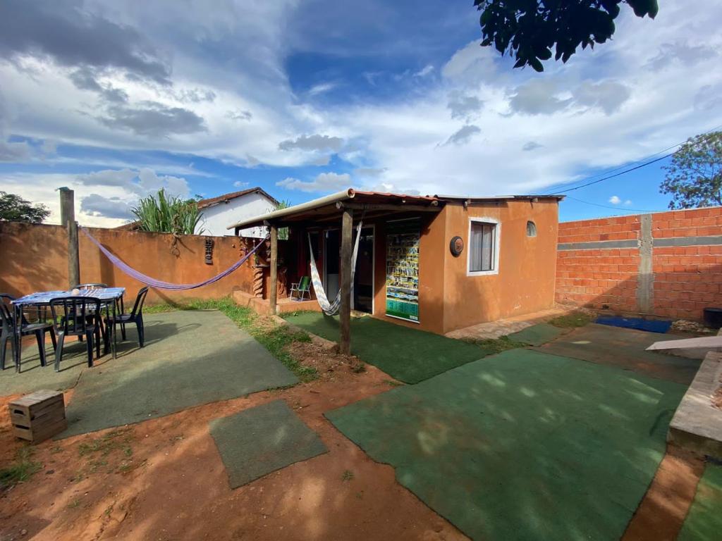 戈亚斯州上帕莱索hostel Lobeira的庭院内绿色草坪的房子