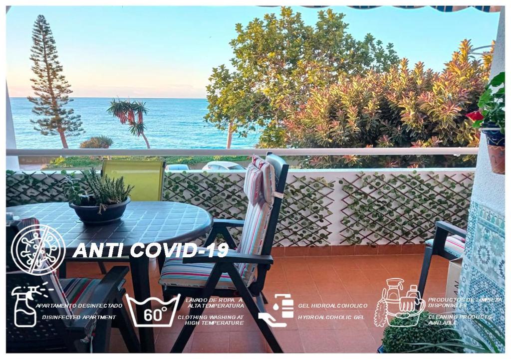 阿尔姆尼卡Txistu HOME, Almuñécar Beach的阳台配有桌子,享有海景。