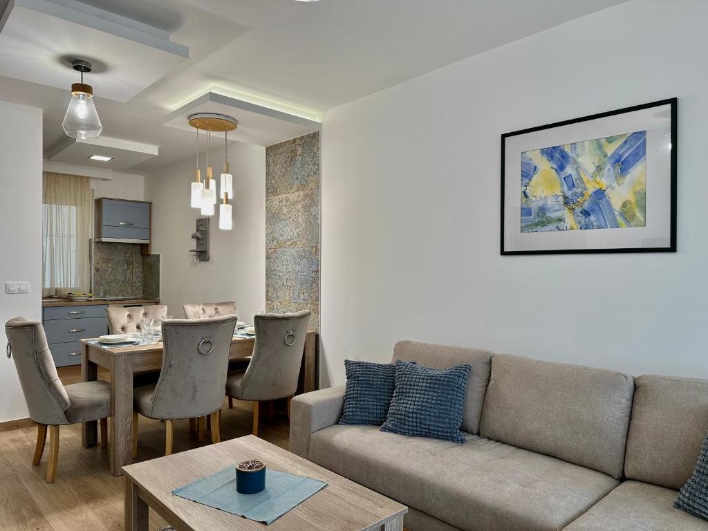 扎马迪Sunshine Resort Blue Apartman的客厅配有沙发和桌子