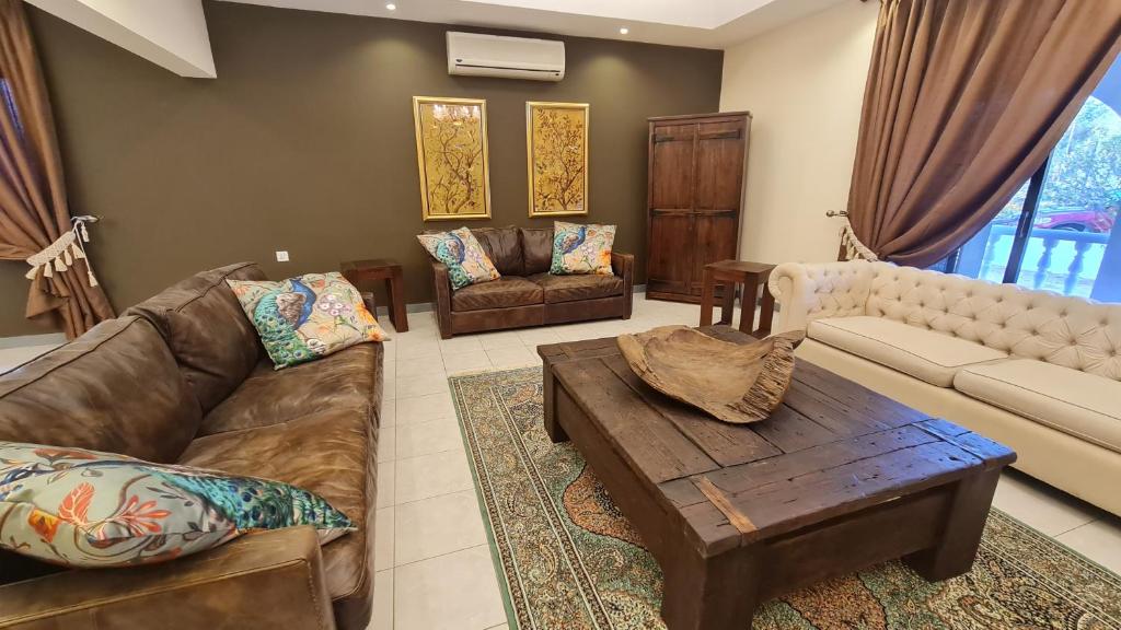Unique Furnished Holiday Villa Bahrain的带沙发和咖啡桌的客厅
