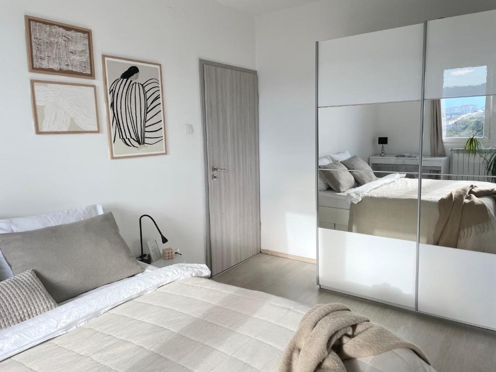 里耶卡Adria Sky的一间卧室设有一张床和玻璃墙