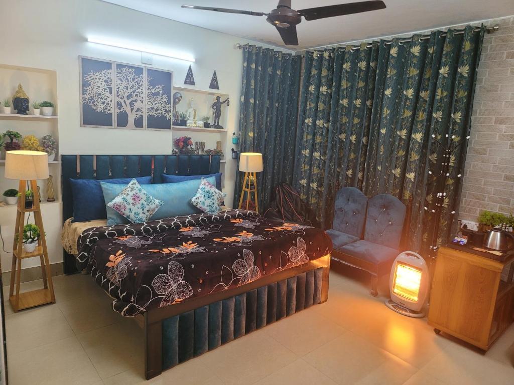 贾姆穆Dhairya's Villa Home Away From Home的一间卧室配有一张带棕色床罩的床