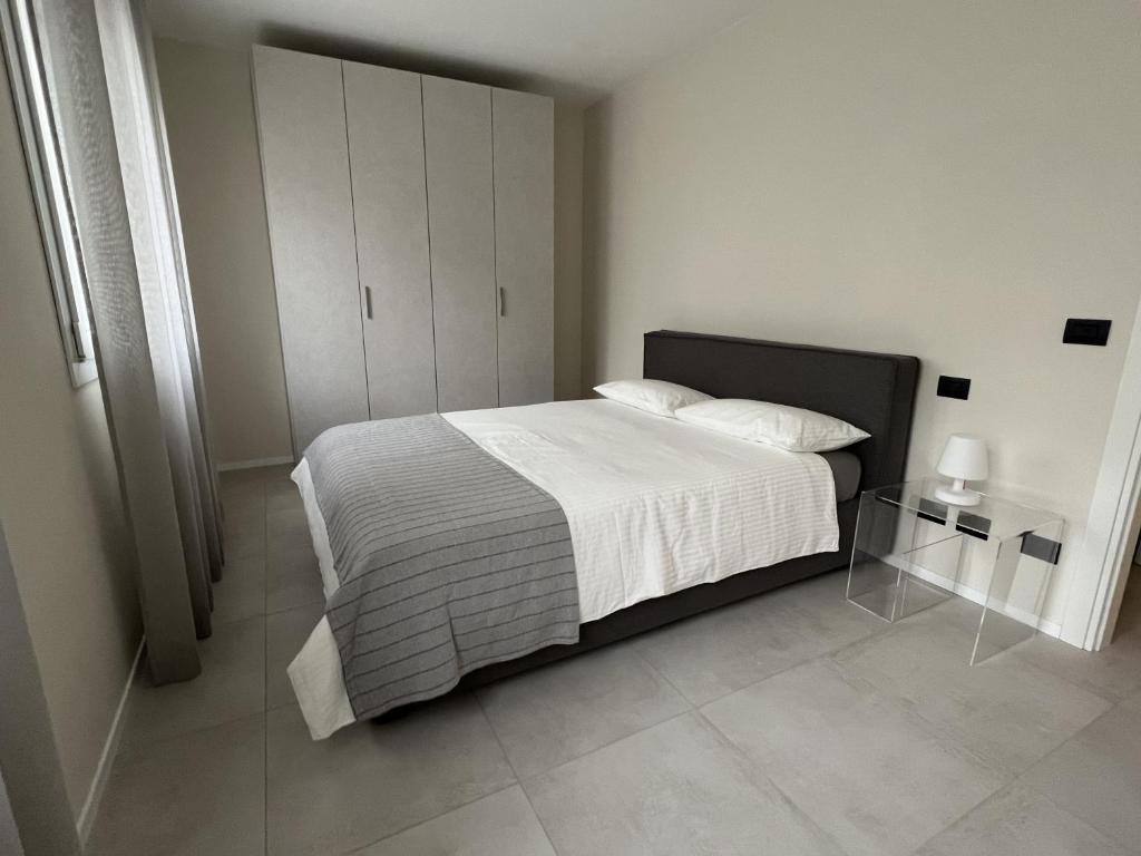 伊夫雷亚MyVilla - Ivrea via Jervis 22b的一间卧室配有一张带白色床罩的床