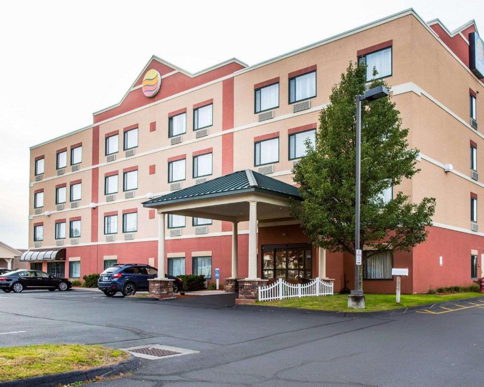 东温莎Comfort Inn East Windsor - Springfield的一座酒店大楼,前面有停车位