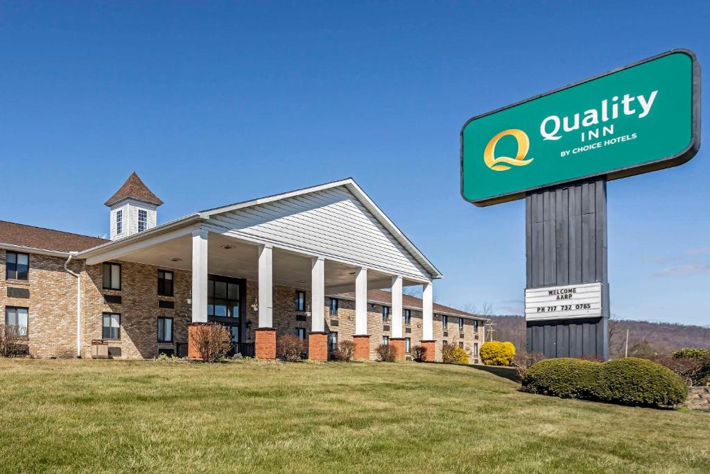 哈里斯堡Quality Inn Enola - Harrisburg的前面有标志的建筑
