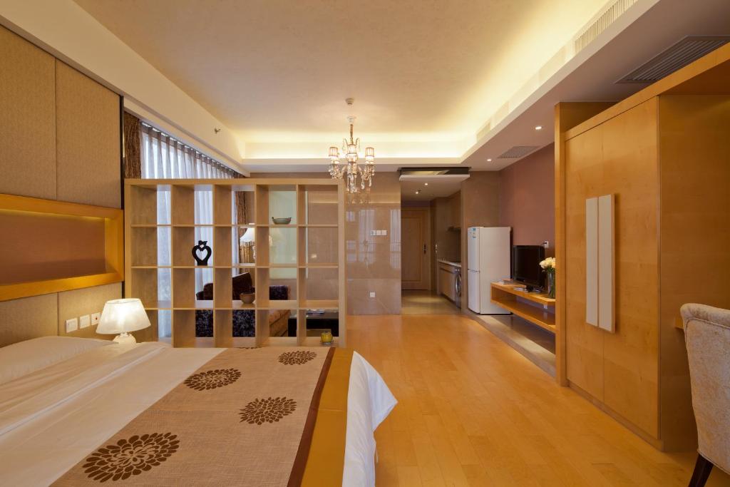 北京北京馨香雅苑公寓- 三里屯店的配有床和厨房的大客房