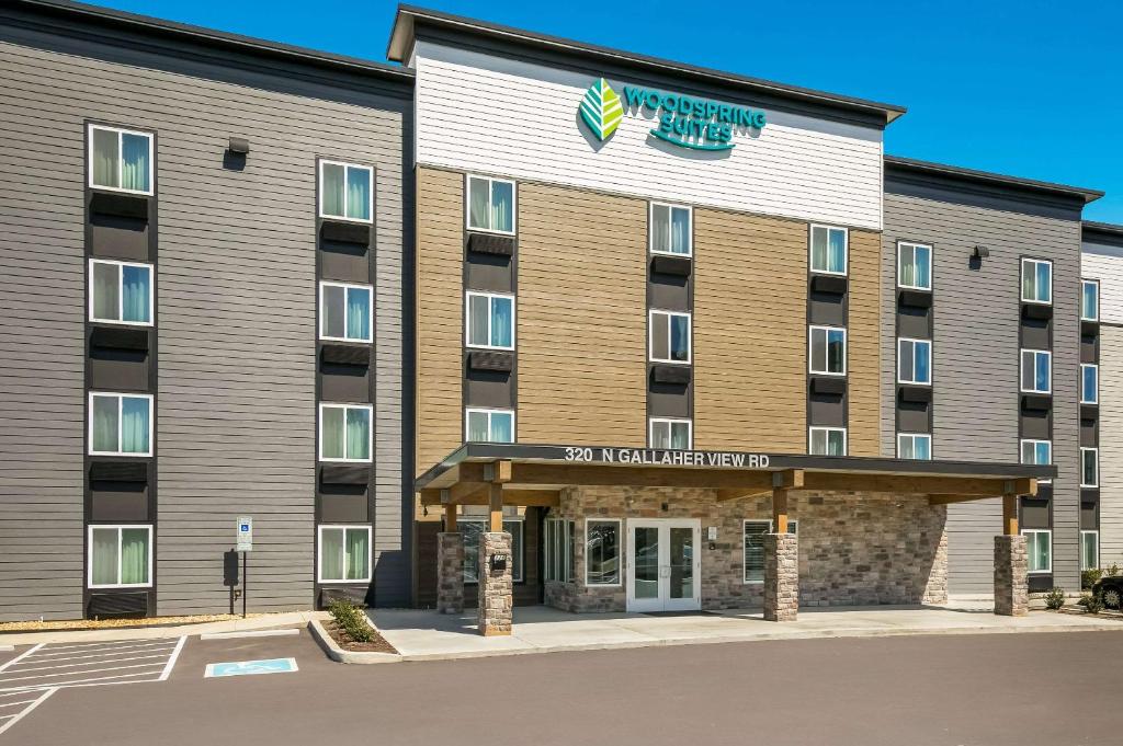 诺克斯维尔WoodSpring Suites Knoxville - Cedar Bluff的酒店前方的图片