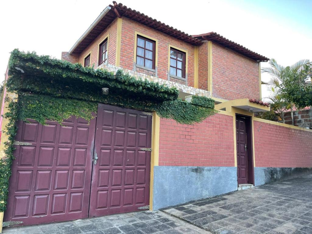 特里温福Casa Sol nascente的前面有两扇车库门的房子