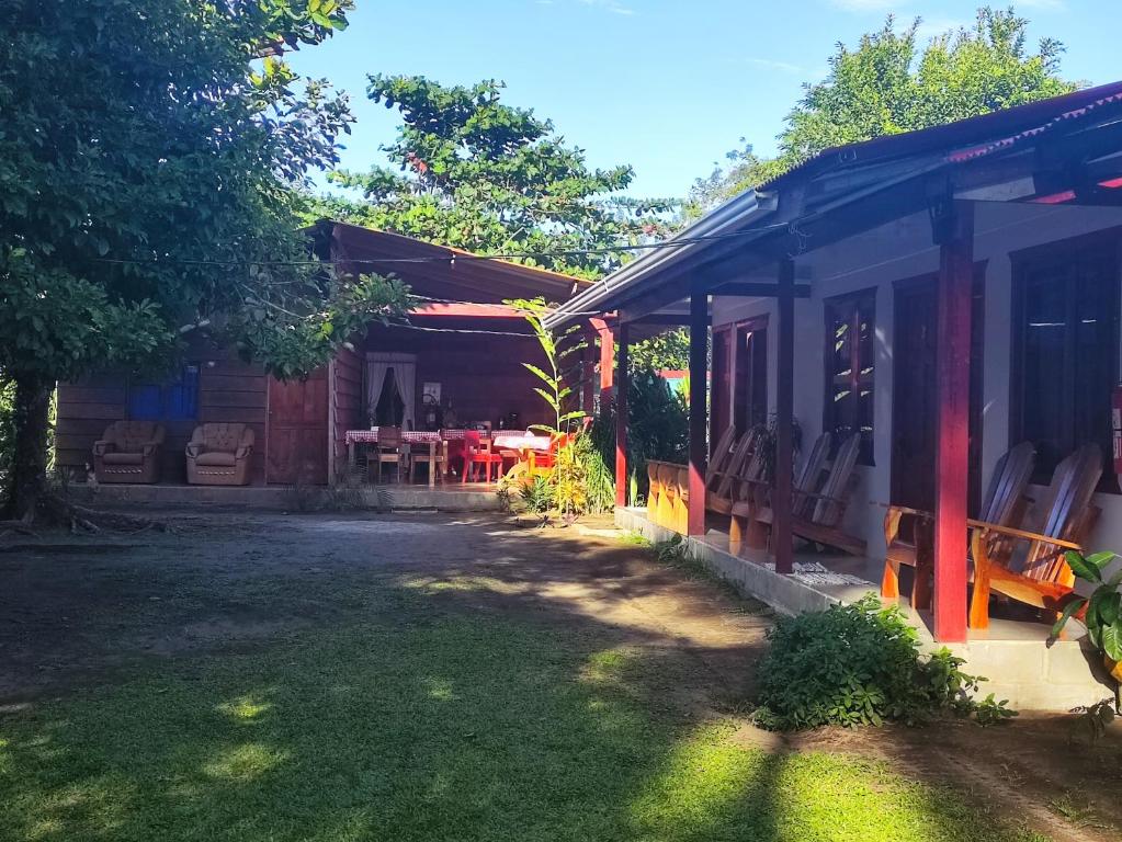 托尔图格罗Cabañas Daneysha的院子里带野餐桌的房子