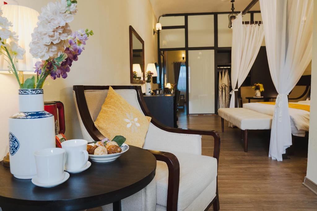 河内Perfume's Cozy House的一间带咖啡桌的客厅和一间卧室