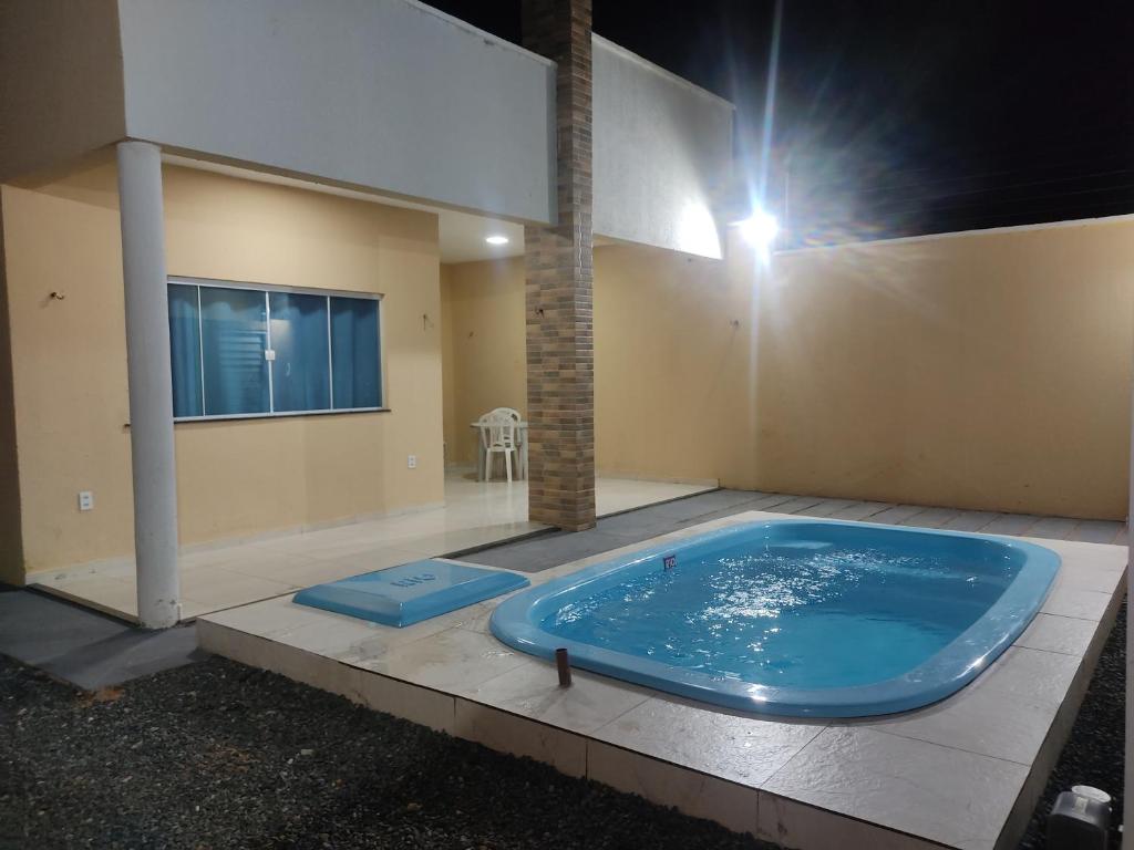 卡莫辛Casa Vitória的一座大蓝色的浴缸,位于一座建筑的侧面