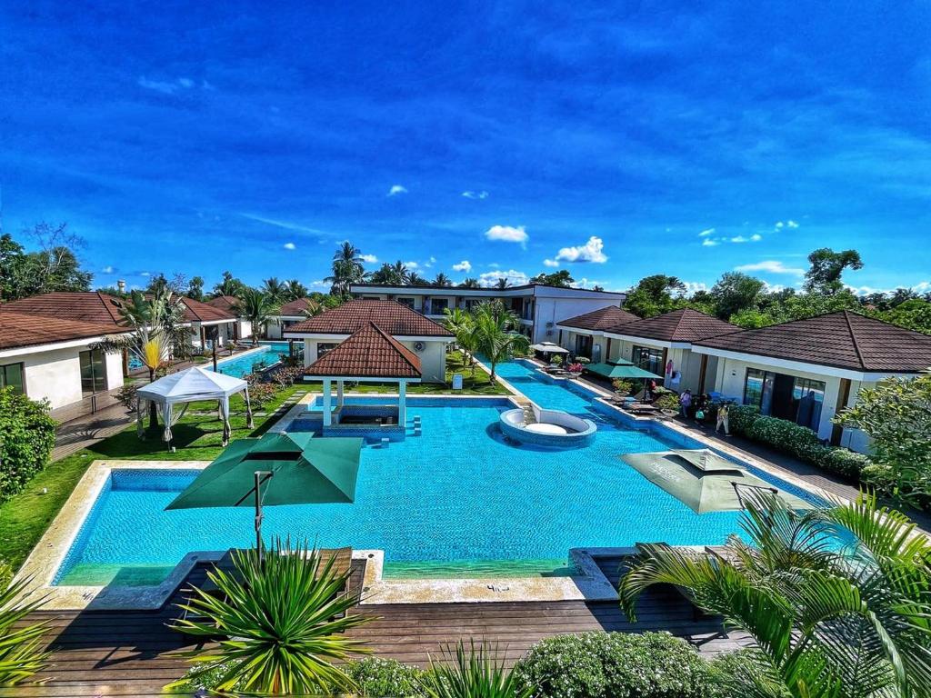 邦劳Amphitrite Resort的度假村游泳池的图片