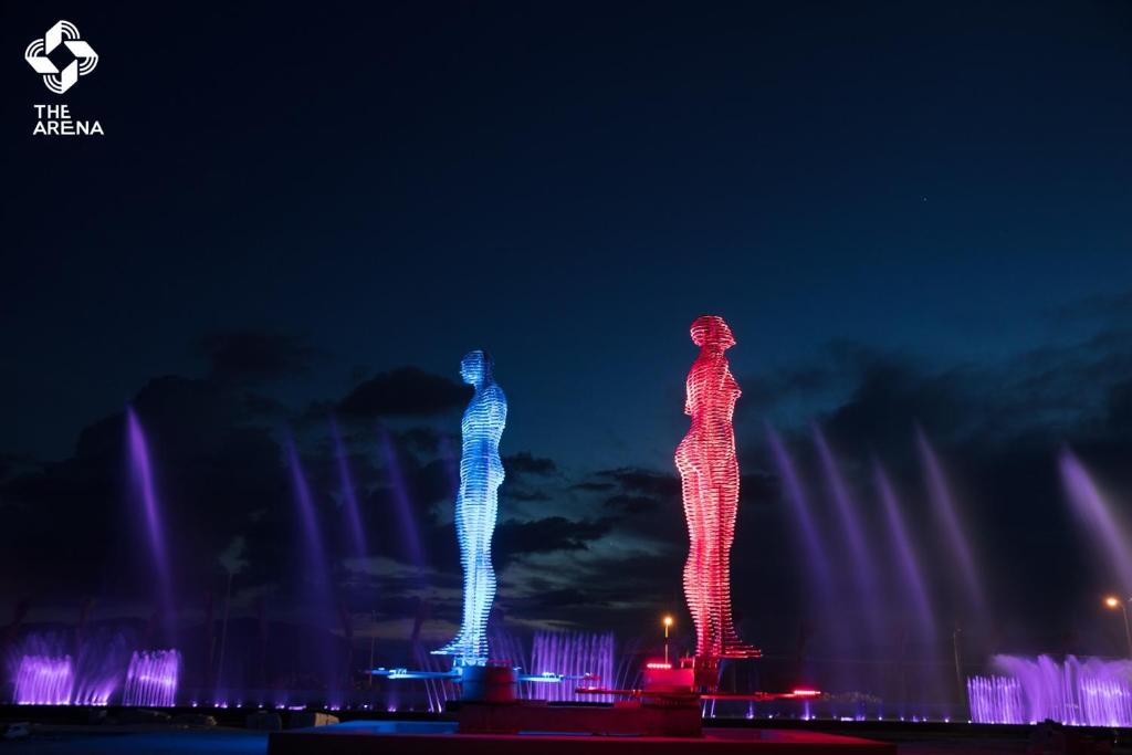 金兰市Bluesky Home Cam Ranh Khánh Hòa的两个晚上在喷泉前的亮光数字