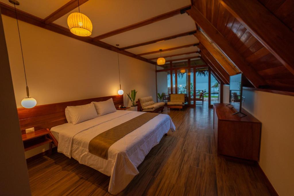 SauceRiosol Hotel Laguna Azul的一间带大床的卧室和一间客厅