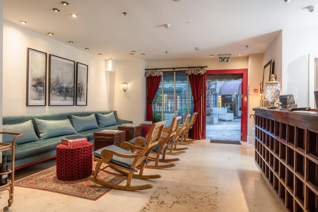 耶路撒冷亚瑟酒店 - 阿特拉斯精品酒店的客厅配有绿色沙发和椅子
