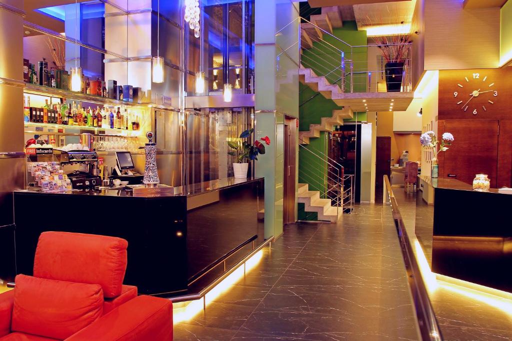 维戈阿瓜德玛尔精品酒店的大堂内的餐厅,设有酒吧,配有红色沙发