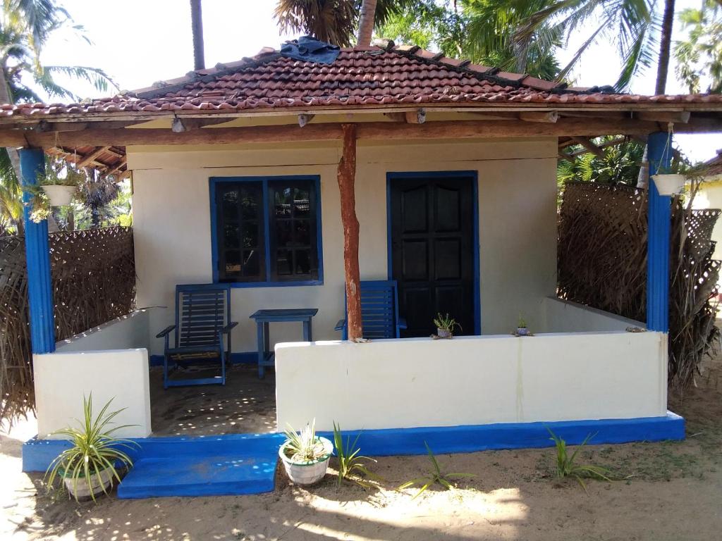 卡尔皮蒂耶araliya villa的蓝色和白色的外墙小房子