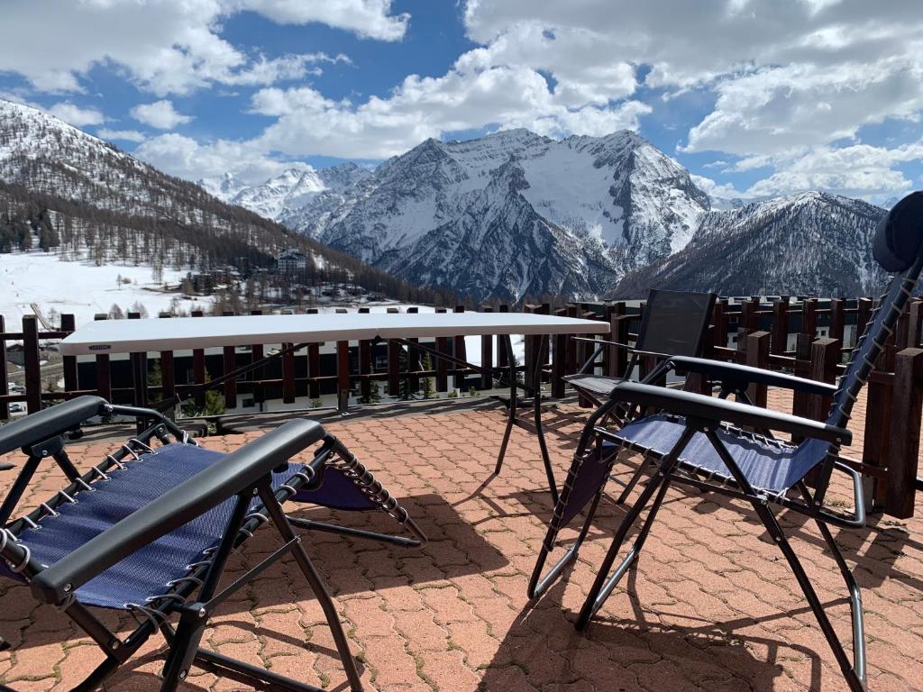 塞斯特雷Monolocale con terrazzo e vista spettacolare sui monti的坐在山景庭院的桌椅