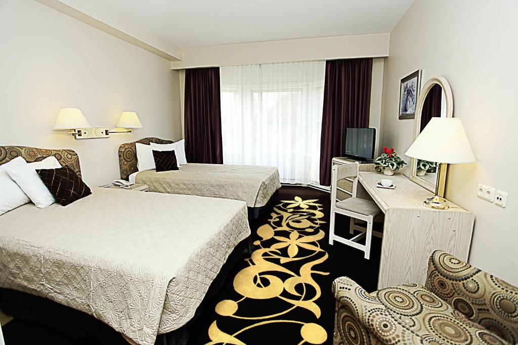 里加马拉机场酒店的酒店客房设有两张床和电视。