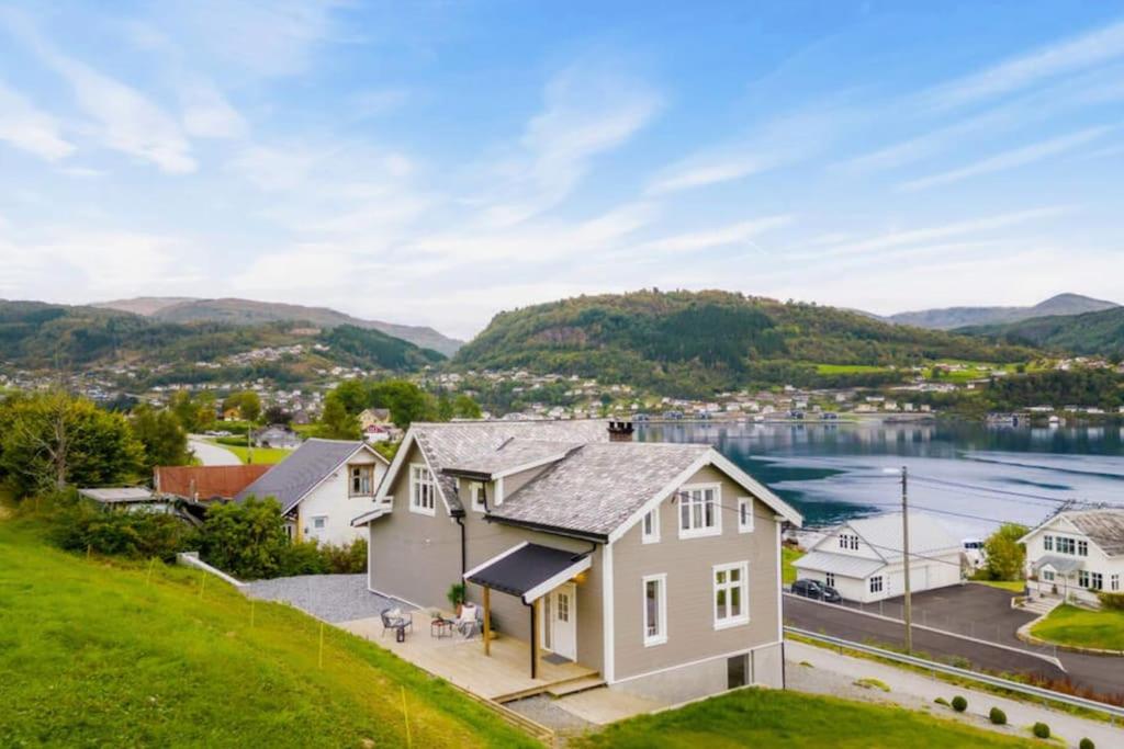 厄于斯特瑟Hardangerfjord View - luxury fjord-side holiday home的山丘上房屋的空中景致