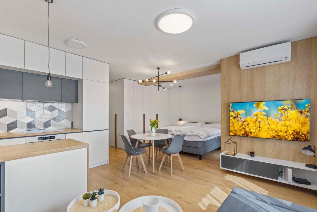 布拉迪斯拉发LAM Concrete w AC & Balcony的厨房以及带用餐室的起居室。