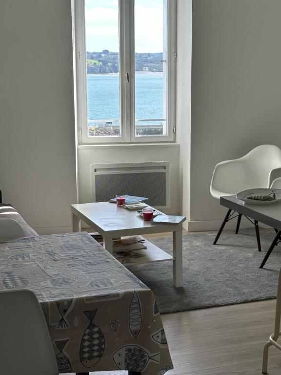 杜瓦讷内Appartement Design III - Port du Rosmeur - Douarnenez的客厅配有桌子和窗户