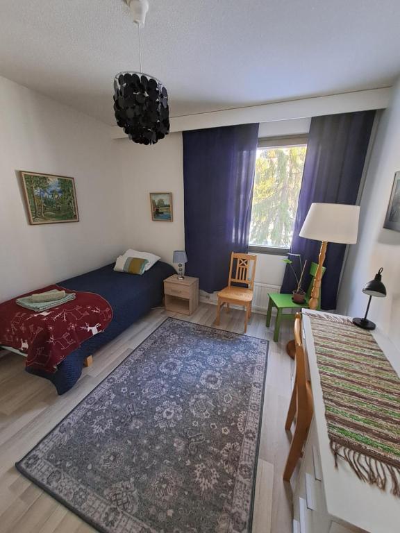 罗瓦涅米Room in Polar Circle的一间卧室配有蓝色的床和地毯