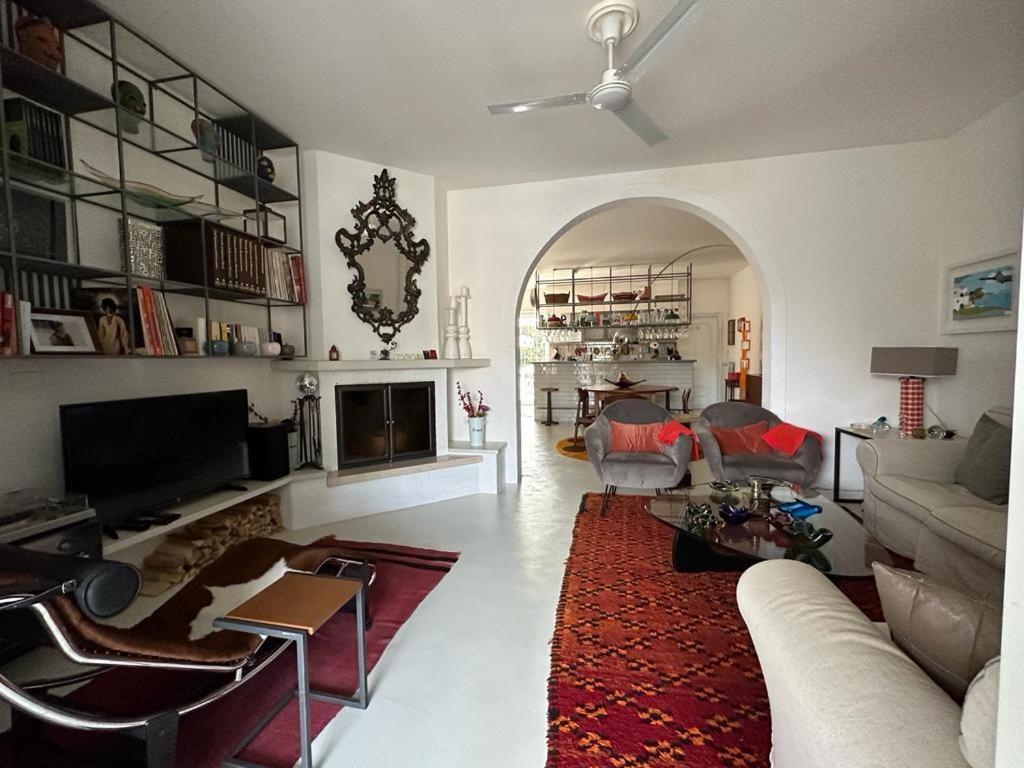 马丁纳弗兰卡CasaMia的带沙发和壁炉的客厅