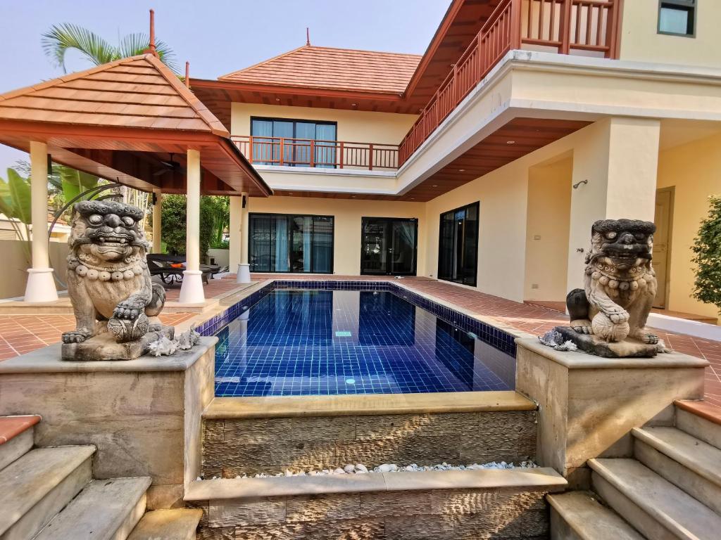 邦萨雷Talay Sawan Pool Villa 27-12的一座房子后院的游泳池