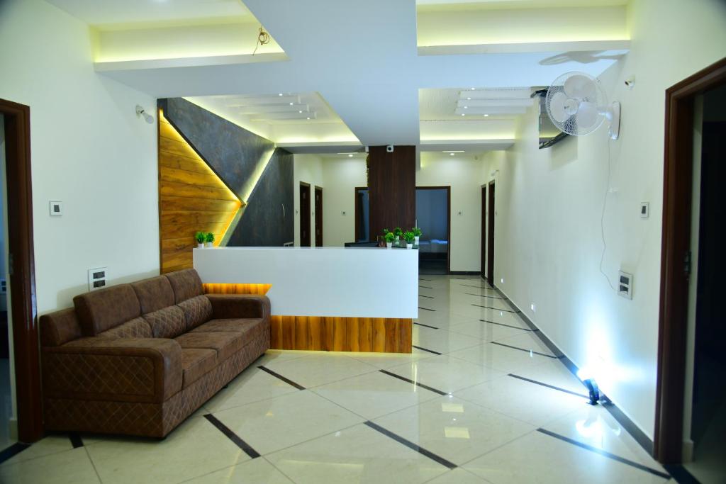 班加罗尔RK COMFORTS的带沙发和白色台面的客厅