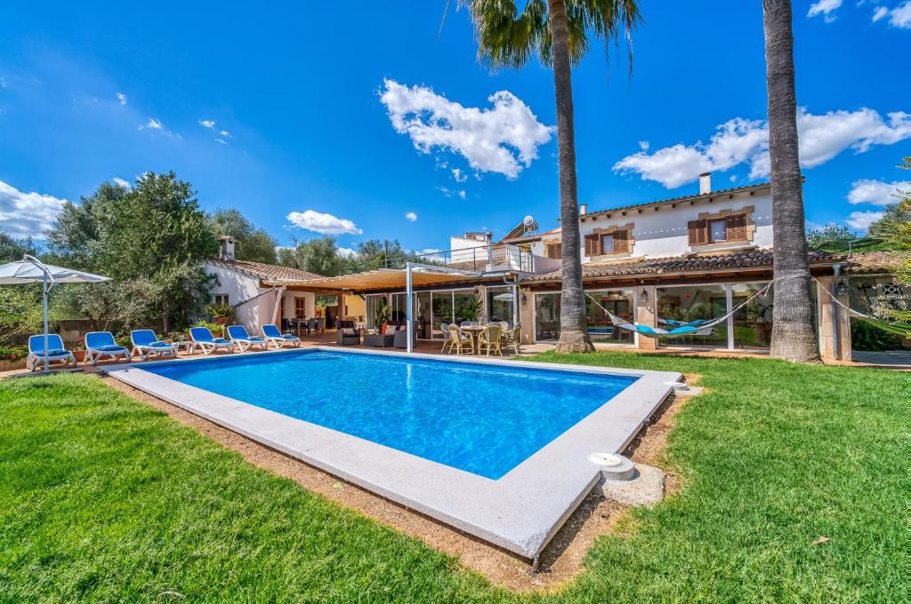 柳维Ideal Property Mallorca - Can Tomeu的庭院内带游泳池的别墅