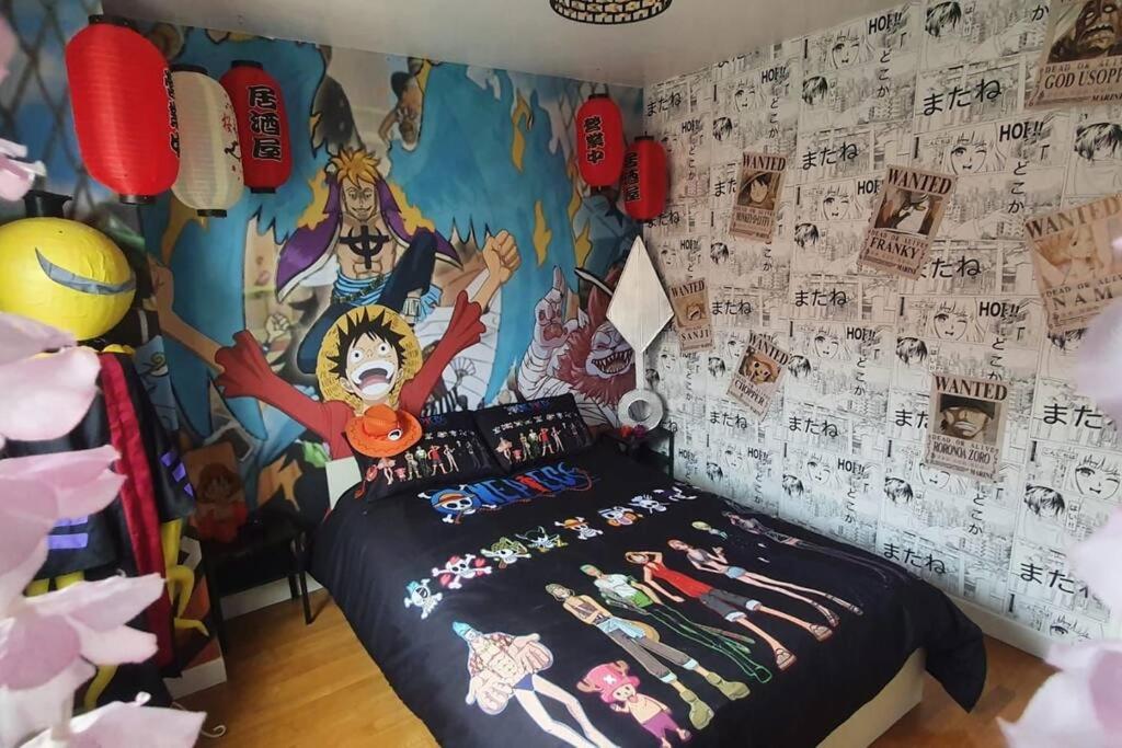 VerzenayGîte Aventure, logement entier + escape game !的一间卧室配有一张带挂在贴纸上的墙壁的床