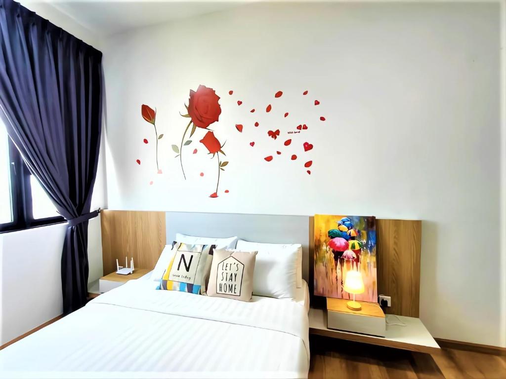 马六甲The Quartz Premium Travel Suites @Melaka的卧室配有一张墙上心灵床