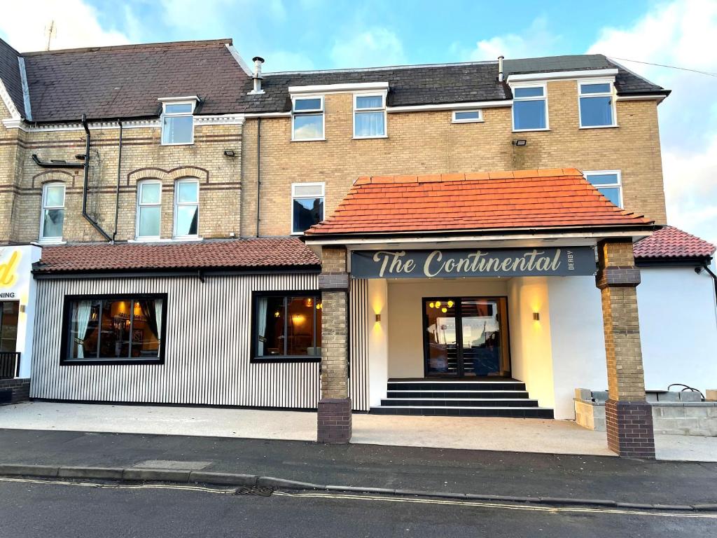 德比The Continental Hotel, Derby的街道拐角处的商店