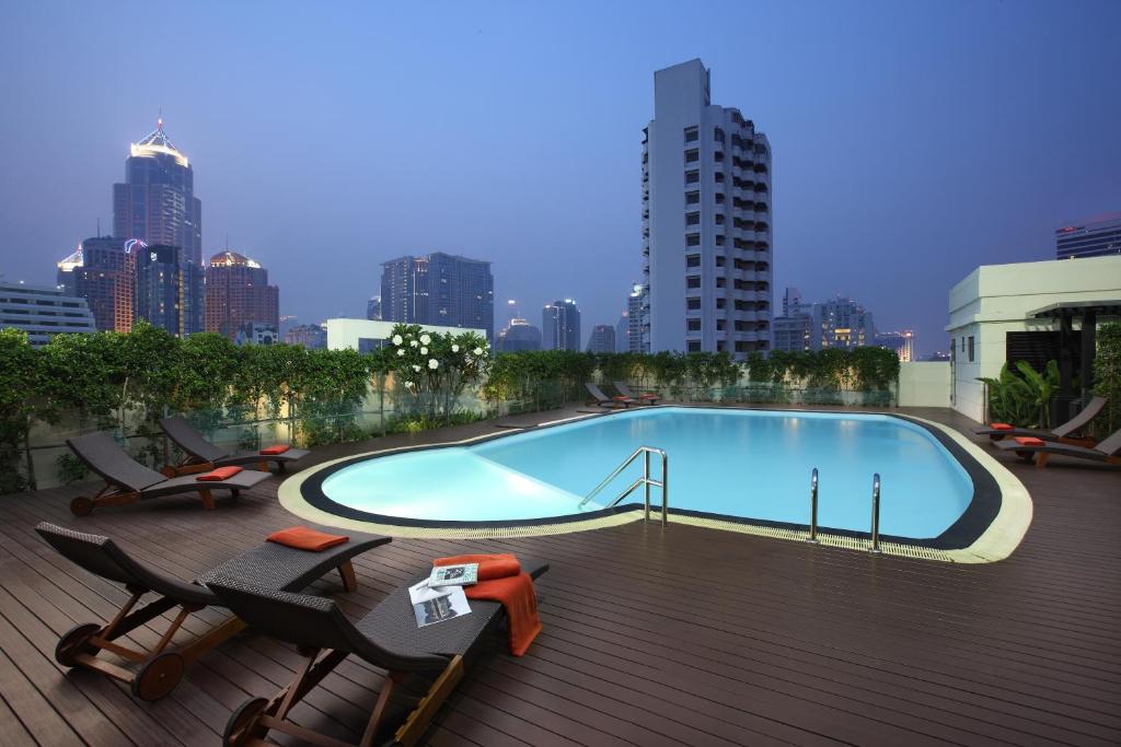 曼谷Lohas Residences Sukhumvit 2的建筑物屋顶上的游泳池