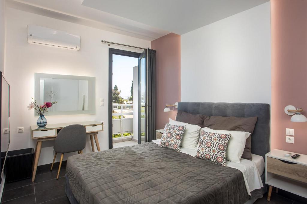 法里拉基法丽罗酒店的一间卧室配有一张床、一张书桌和一面镜子