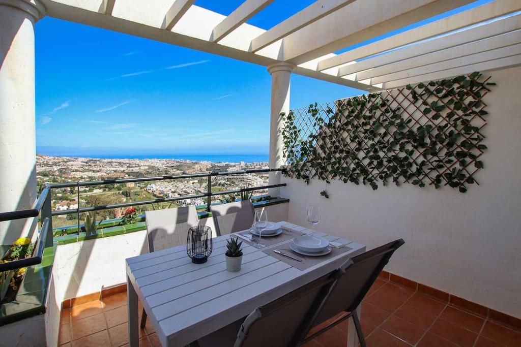 贝纳尔马德纳Ap. con vistas panorámicas的美景阳台配有白色的桌椅