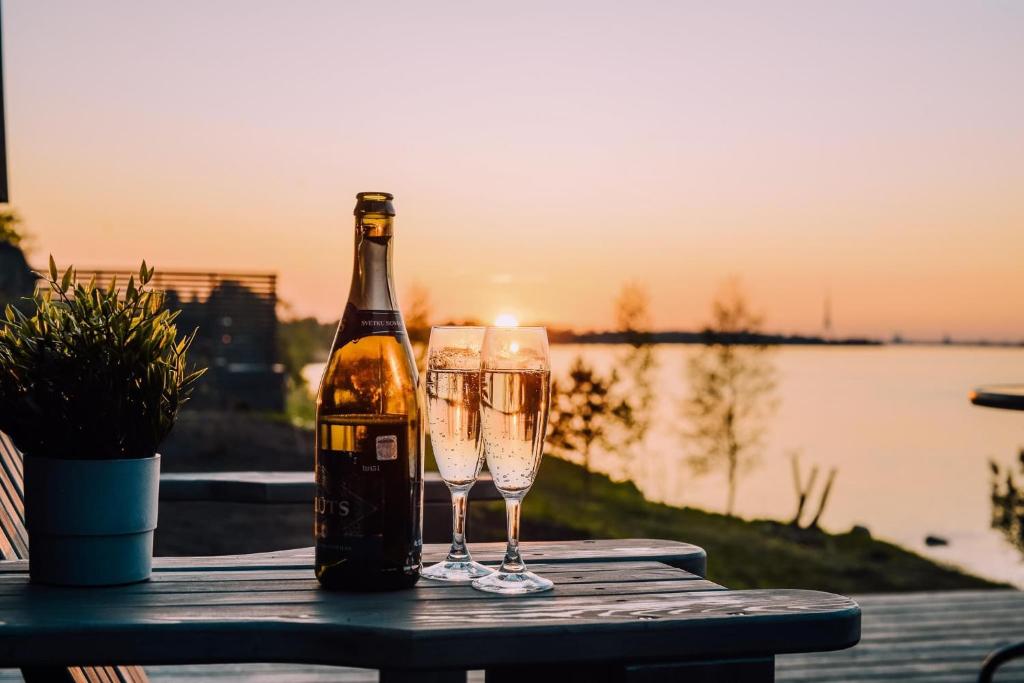 萨拉斯皮尔斯Doles skati的一瓶香槟和一张桌子上的两杯酒