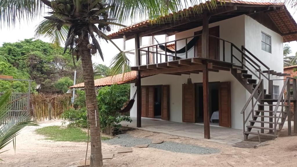 阿廷斯Casa Serena的棕榈树旁的一座房子,设有螺旋楼梯