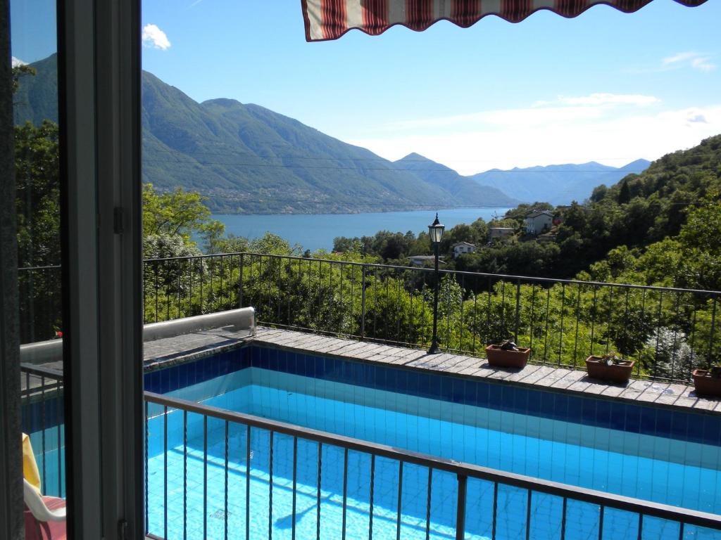 戈尔多拉卡萨苏拉利亚酒店的从带游泳池的房屋阳台欣赏风景