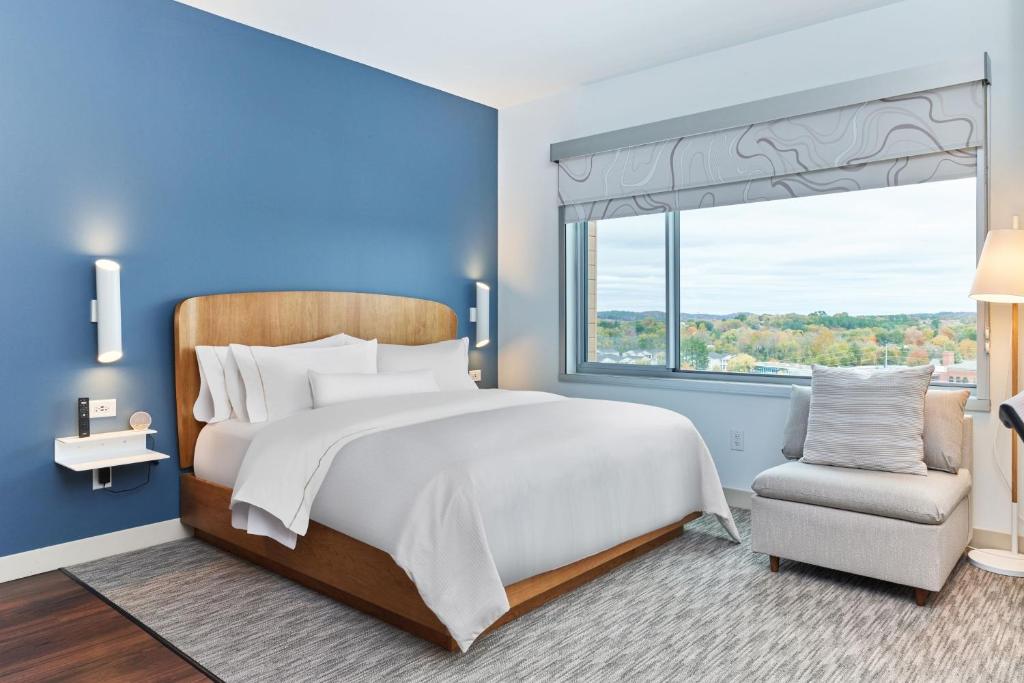 Element Chattanooga East客房内的一张或多张床位