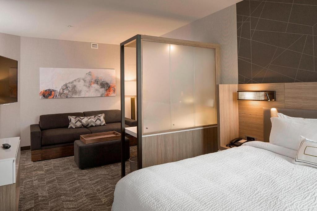 卡利斯佩尔SpringHill Suites by Marriott Kalispell的酒店客房,配有床和沙发