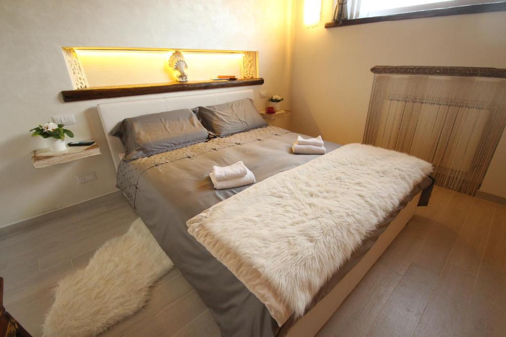 佛罗伦萨奥利弗住宿加早餐旅馆的一间卧室配有一张带白色毯子的大床