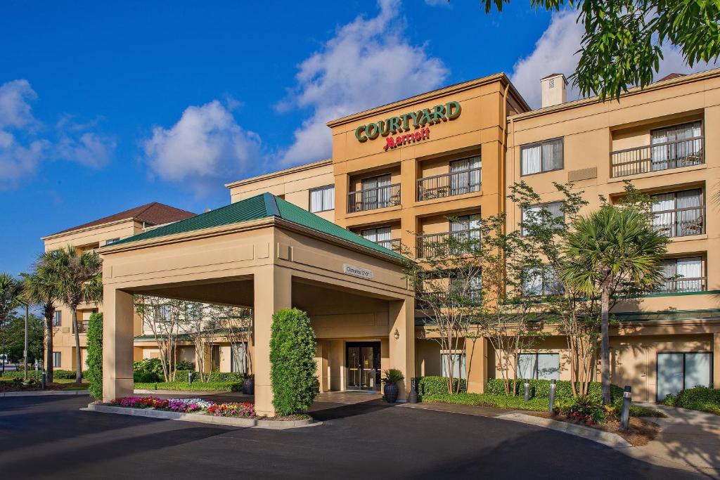 查尔斯顿Courtyard by Marriott North Charleston Airport Coliseum的享有酒店正面景色,设有一座建筑