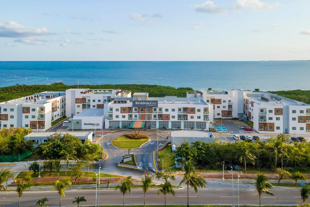 坎昆Residence Inn by Marriott Cancun Hotel Zone的近海度假胜地的空中景致