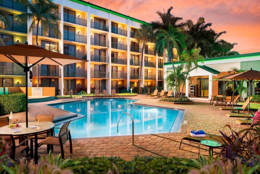 劳德代尔堡Courtyard by Marriott Fort Lauderdale East / Lauderdale-by-the-Sea的享有酒店外景,设有游泳池